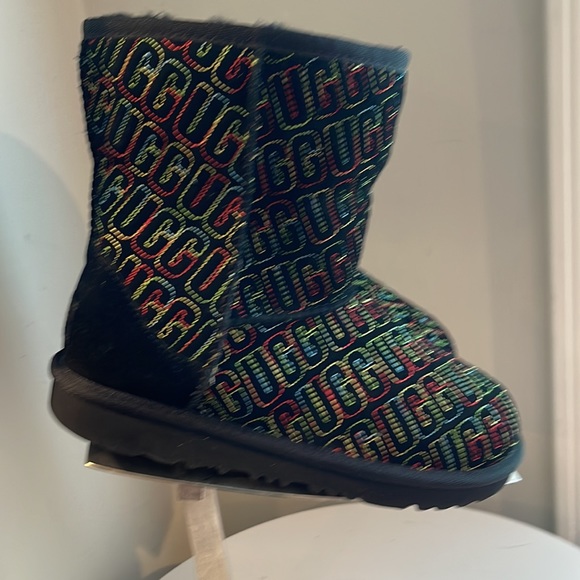 UGG Classic II Graphic Stitch Boot - Kids Authentic NWT - Picture 4 of 7